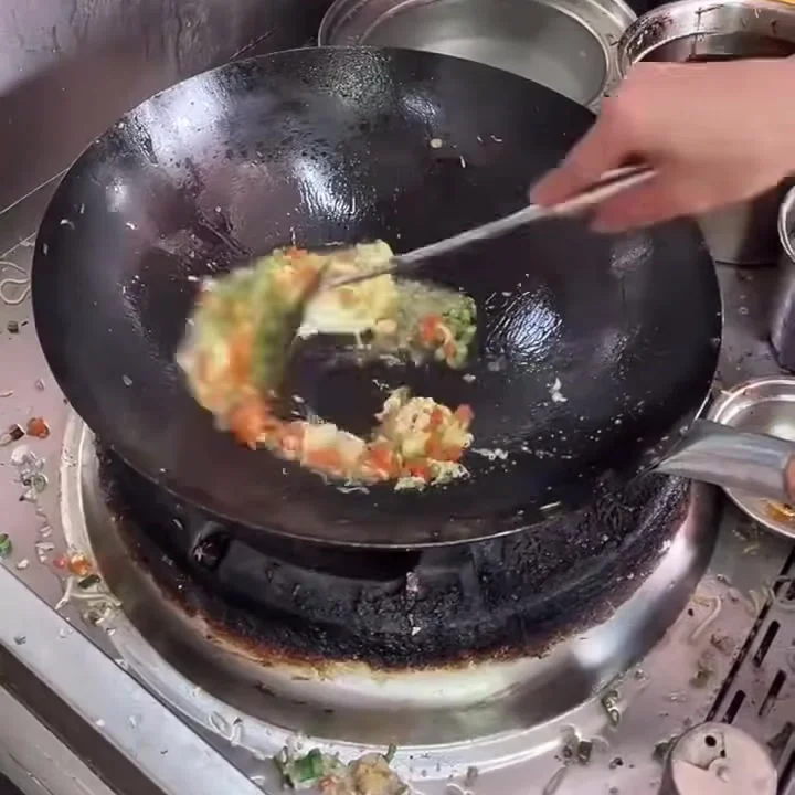 채소를 넣고 볶기 장면
