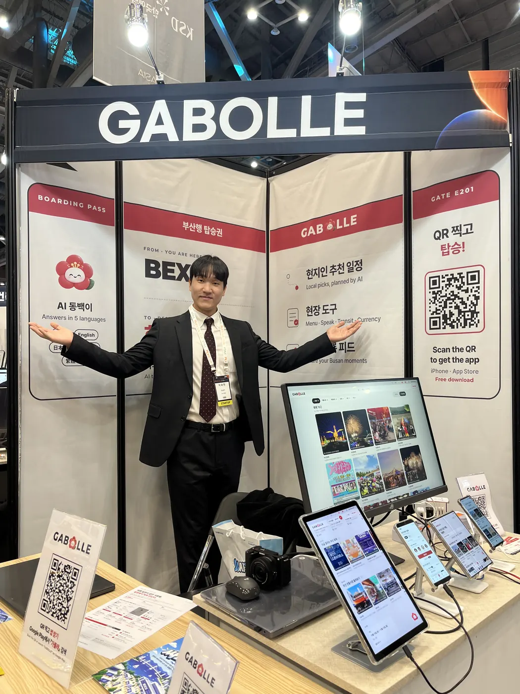 FLY ASIA 창업박람회 GABOLLE 부스에서 서비스를 소개하는 박재현